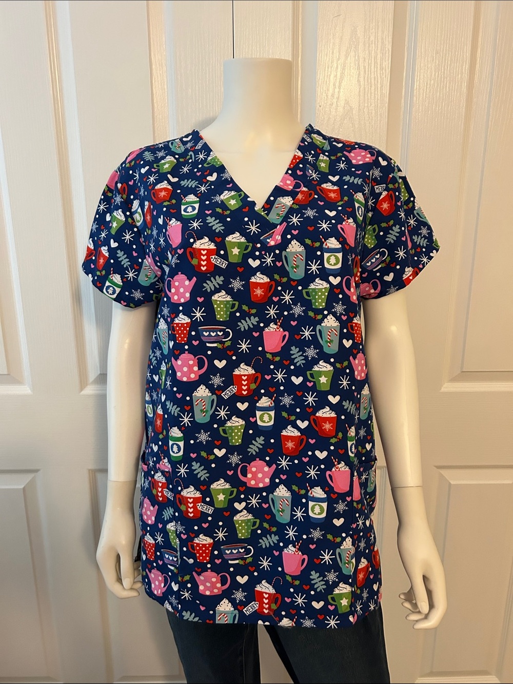 Cassandra O Navy Holiday Mug Print Scrub Top Size M